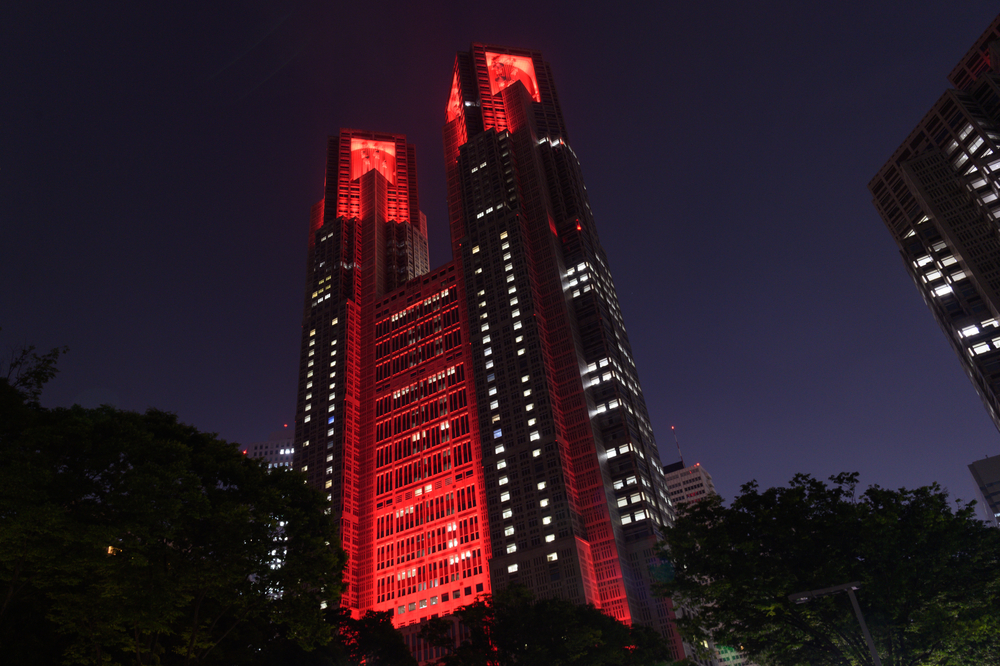 "Tokyo Alert": Das Regierungsgebäude der Metropolregierung Tokio in rot.