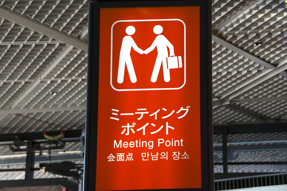 Die ers­ten Über­see-Gäs­te in Japan wer­den haupt­säch­lich Geschäfts­rei­sen­de sein. Im Flug­ha­fen Narita.