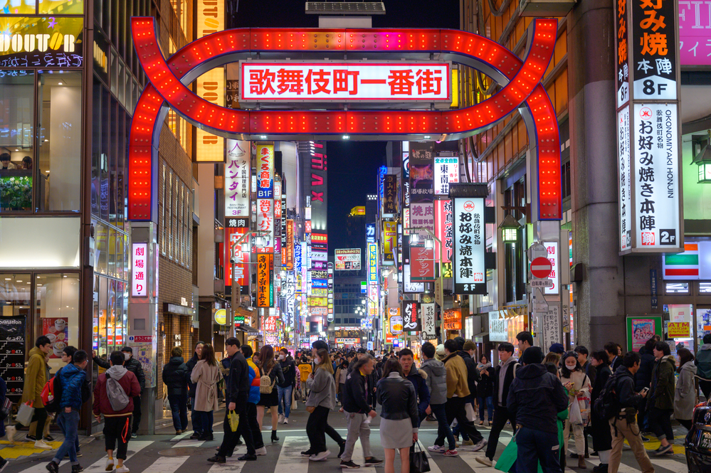 Im Nachtleben verbreitet sich das Virus besonders einfach: Das Vergnügungsviertel Kabu­ki­cho in Shinjuku, Tokio.