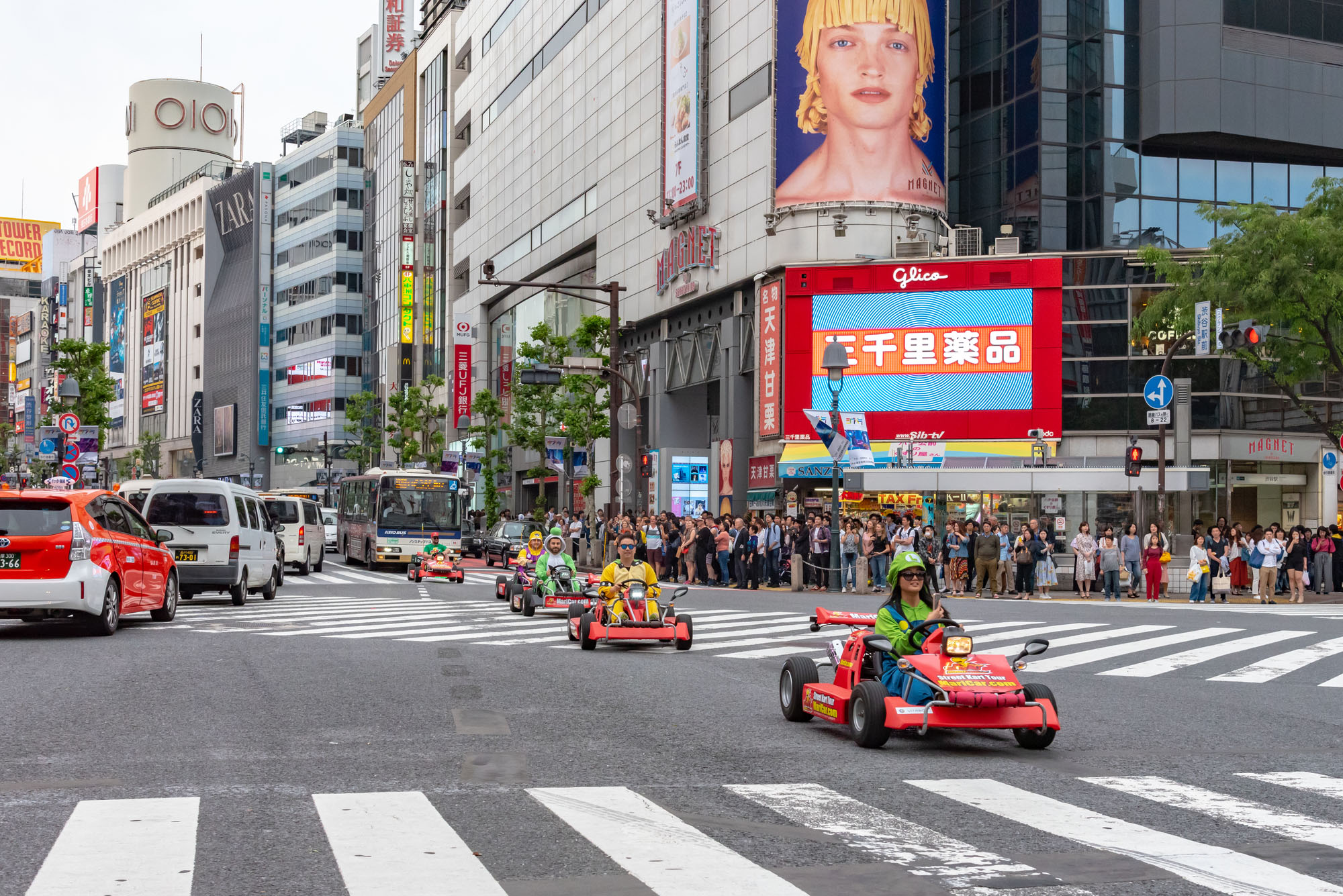 Die Gokart-Fahrer im Mario-Stil fuhren stets über die grosse Kreuzung in Shibuya.