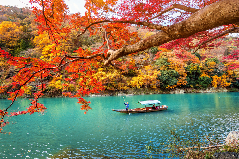 Japan ganz für sich: Eine Bootsfahrt in Arashiyama.