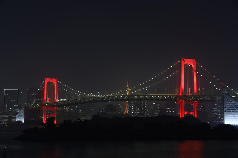 Bei der ersten Warnung im Juni 2020 wurde die Rainbow-Bridge in Tokio rot ausgeleuchtet.