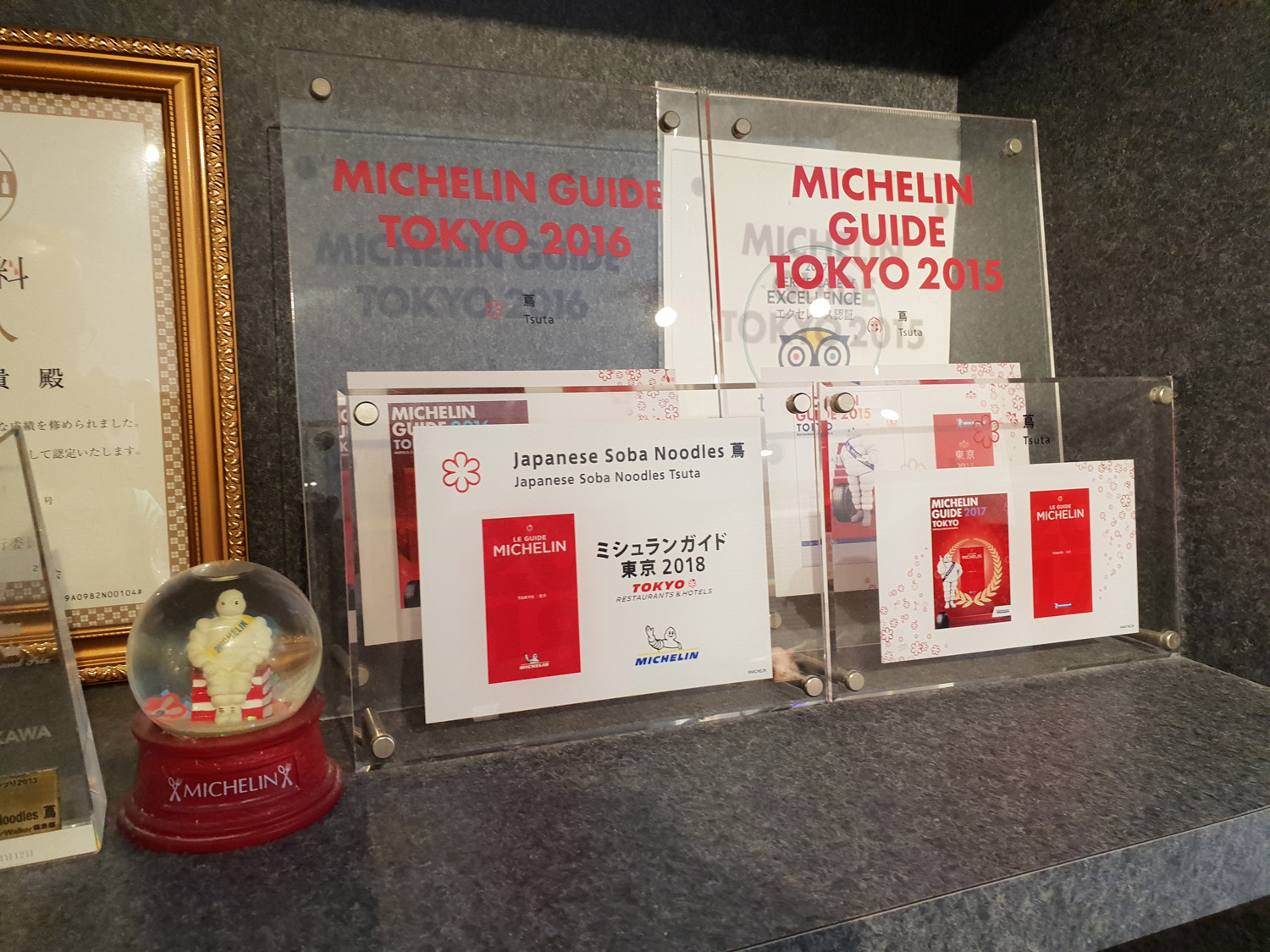 Die Guide-Michelin-Auszeichnungen werden stolz ausgestellt.