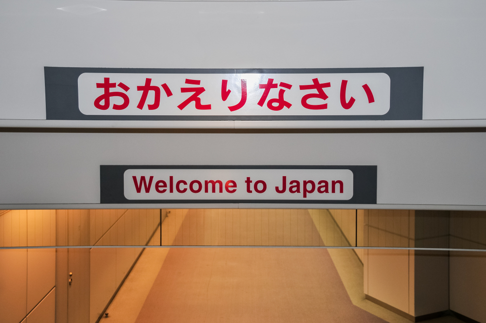 Ein "Welcome to Japan"-Schild im Flughafen Narita.
