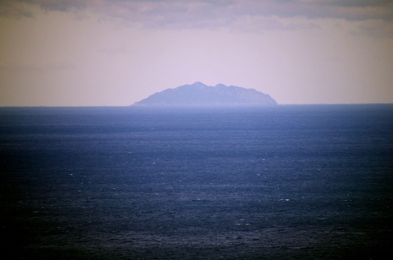 Die hei­li­ge Insel: Oki­no­shi­ma aus der Distanz.