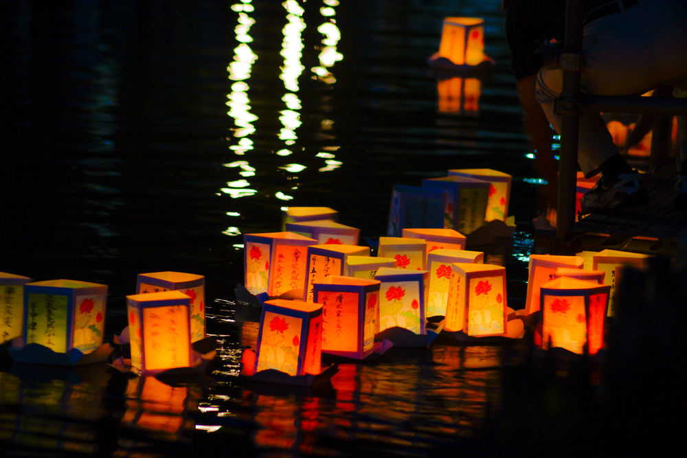 Am letzten Abend des Obon-Festes lässt man Laternen auf einem Gewässer treiben. *Tōrō Nagashi* heisst diese Tradition.