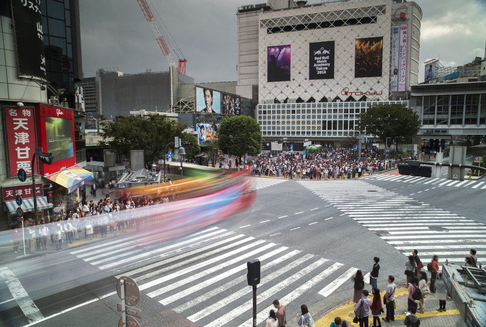 Der richtige Scramble Crossing mit Blick auf den Bahnhof Shibuya.