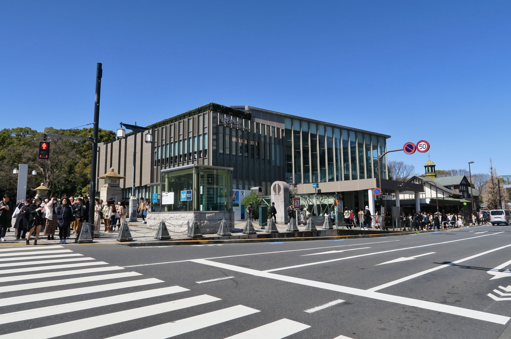Der Bahnhof Harajuku wurde im März 2020 eröffnet. Nebenan sieht man noch das alte Stationsgebäude.