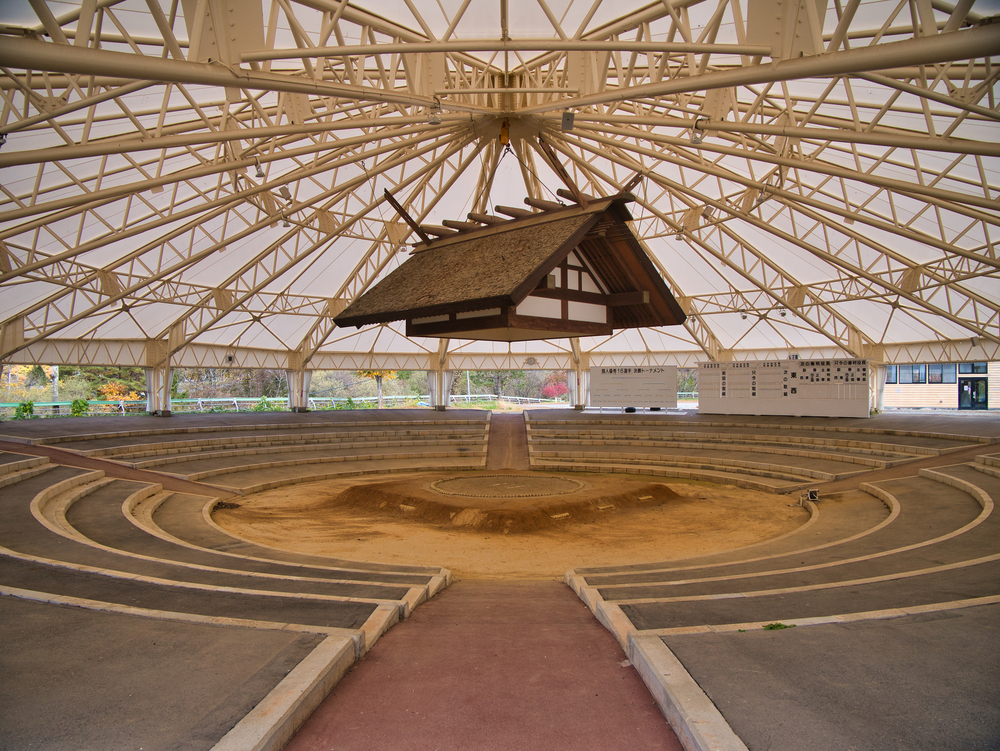 Eine Sumo-Arena auf dem Land.