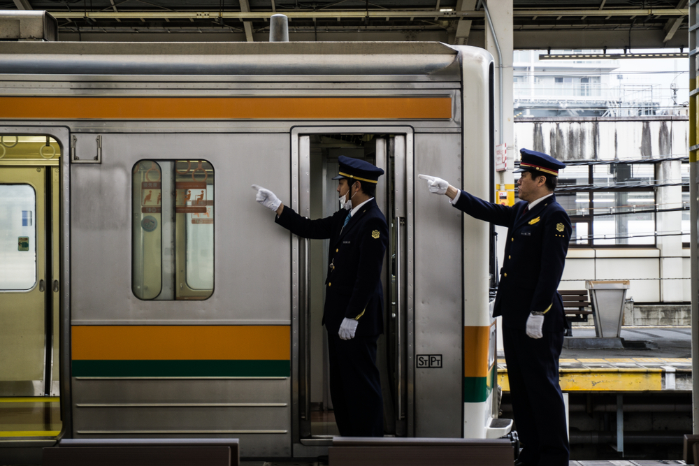Gewissenhaft bei der Arbeit: Bahnangestellte in Japan.