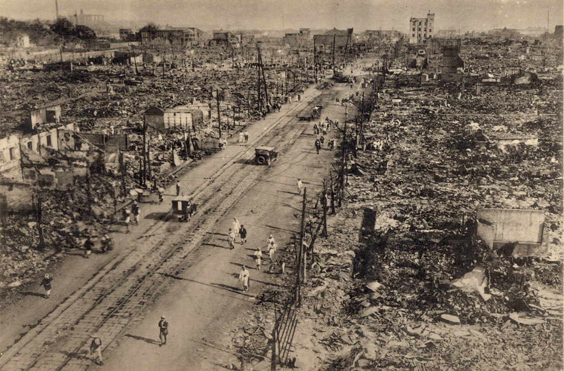 Der Tokio­ter Stadt­teil Nihon­ba­shi nach dem Erd­be­ben von 1923.