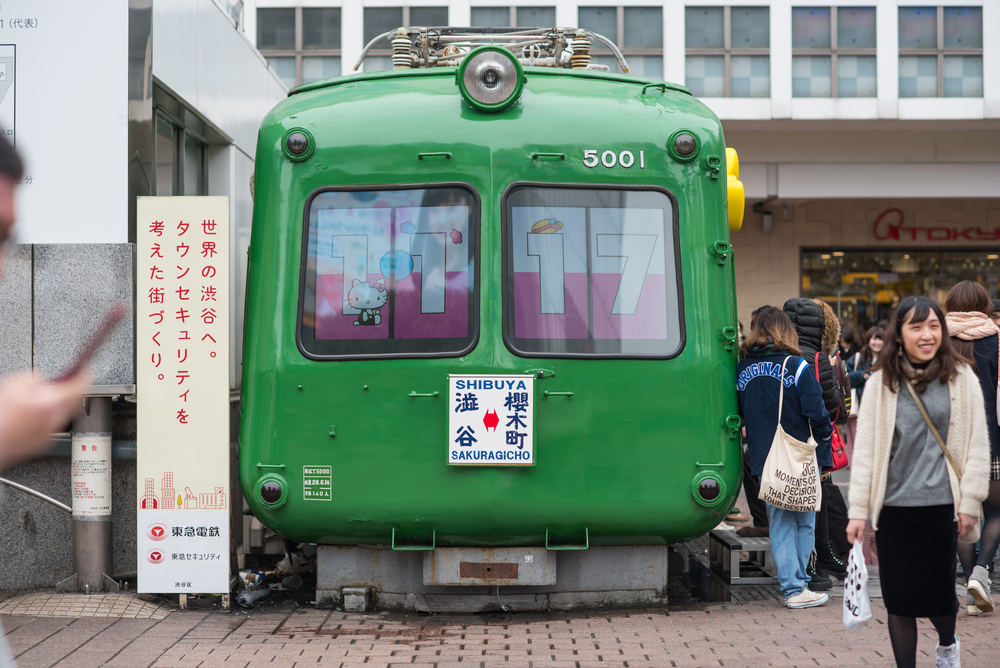 Der grü­ne Wagen stand jahrelang  vor dem Bahn­hof Shibuya.