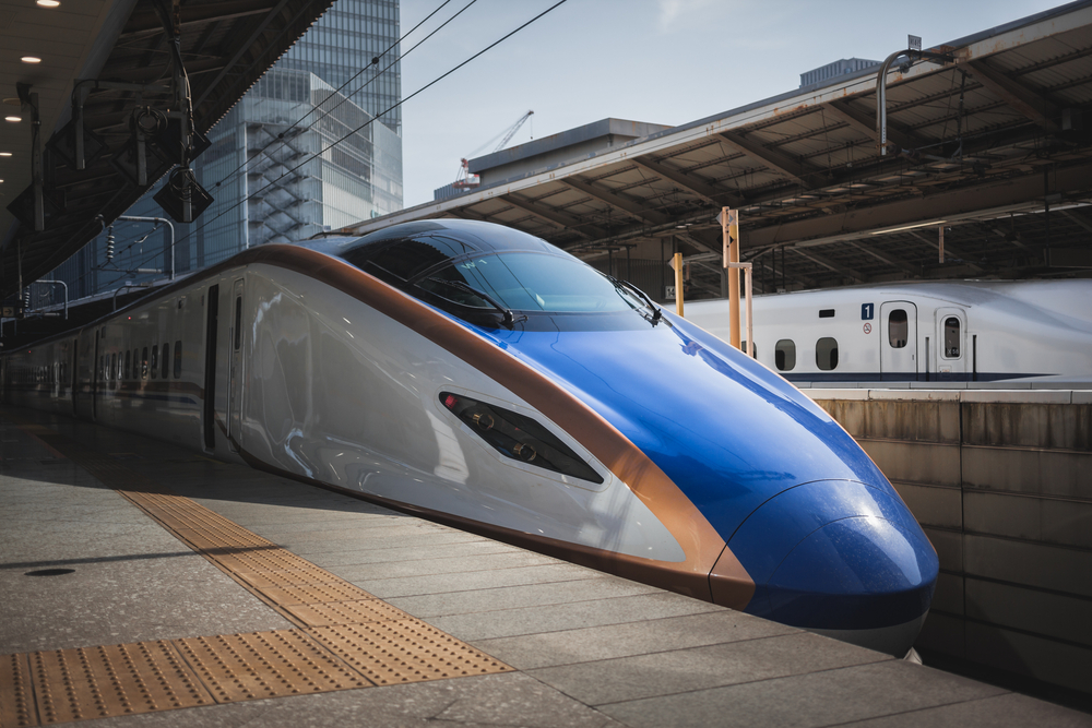 Der Shinkansen des Typs E7/W7, der auf der Hokuriku-Strecke im Einsatz ist.