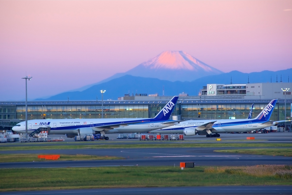 Der Flughafen Haneda mit dem Fuji im Hintergrund.