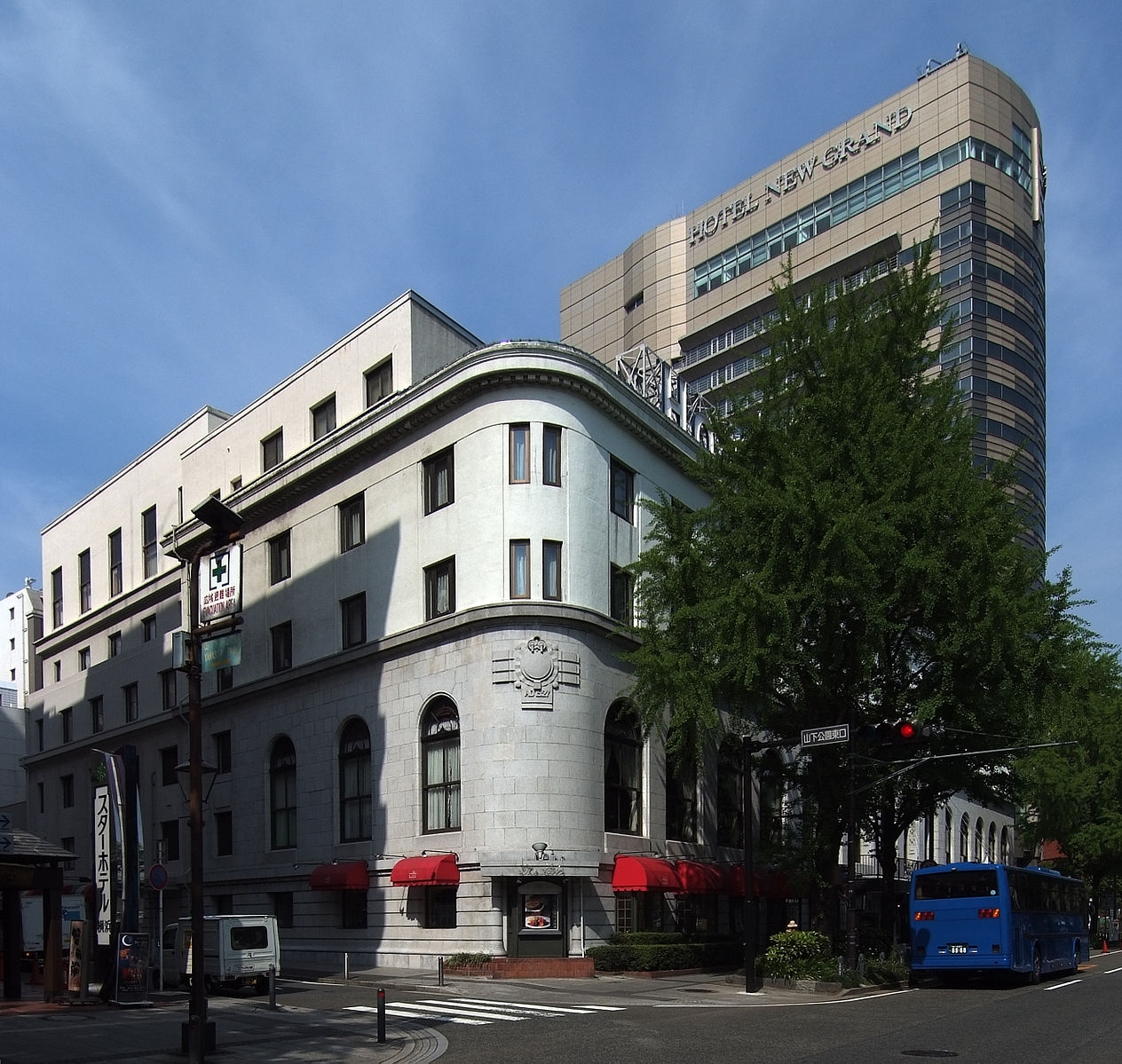 Das Hotel New Grand in Yokohama: Vorne ist der Bau von 1927 zu sehen, dahinter der Anbau von 1991.