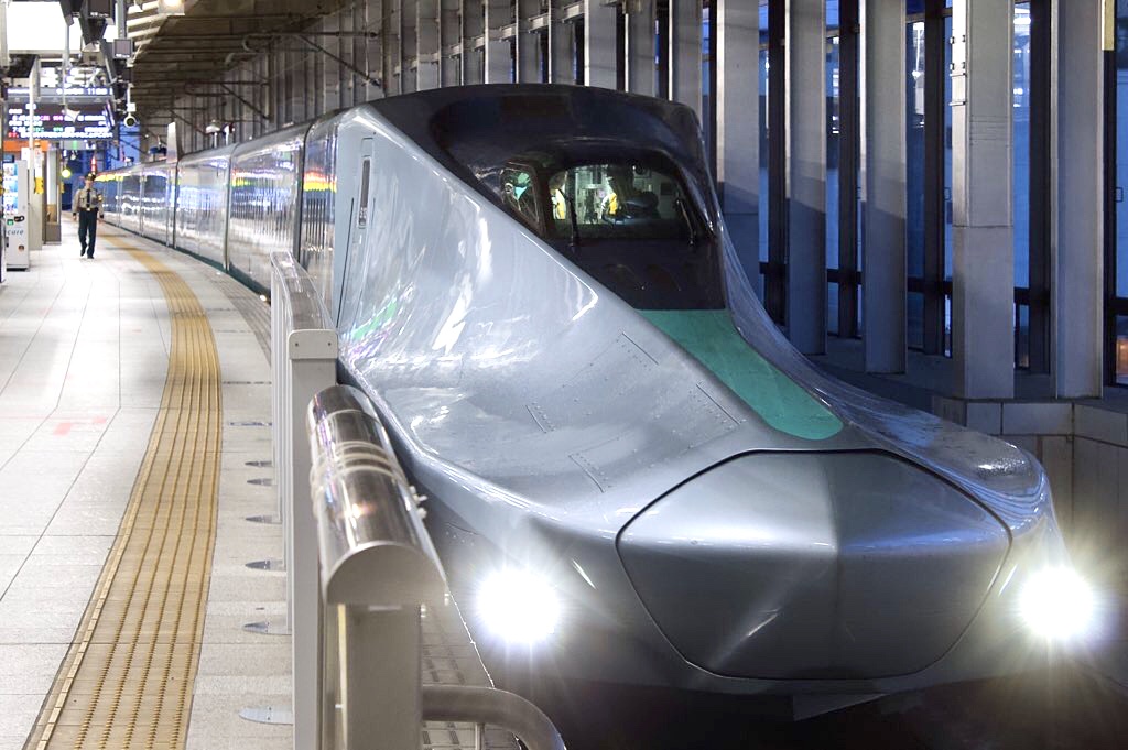 Die Zukunft des Shinkansen: Der ALFA-X im Bahnhof Sendai.