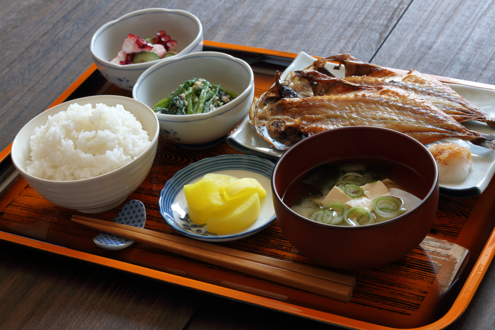 Ein Washoku-Gericht ganz nach dem Ichijū-sansai-Prinzip.