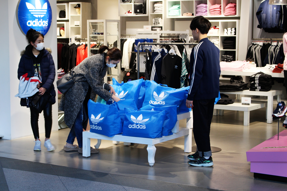 Auch die grossen Marken machen mit: Ein "Lucky Bag" von Adidas in Tokio.