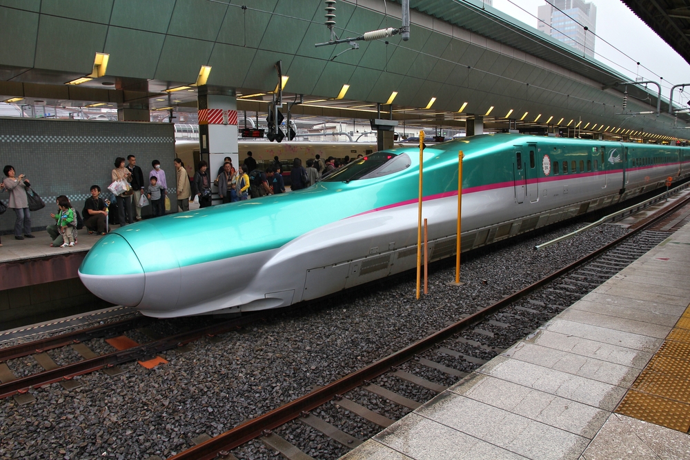 Ein Shinkansen der Baureihe E5, der auf der Tohoku- und Hokkaido-Strecke eingesetzt wird.