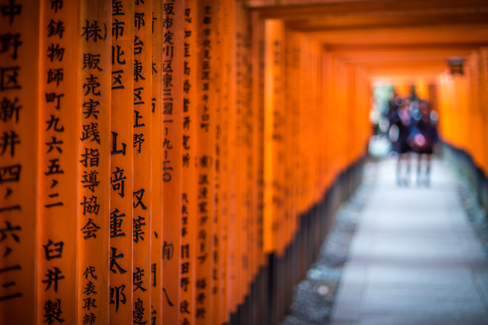 Eine Übungsort für das Lesen japanischer Namen: Auf den Torii im Fus­hi­­mi-Ina­­ri-Schrein ste­hen jeweils die Namen der Sponsoren.