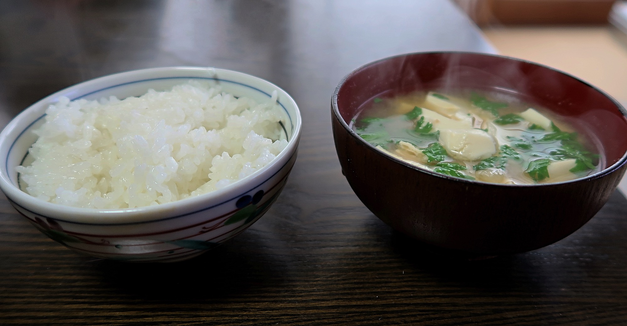 Japanische Esskultur: Eine Schale Reis und eine Miso-Suppe.