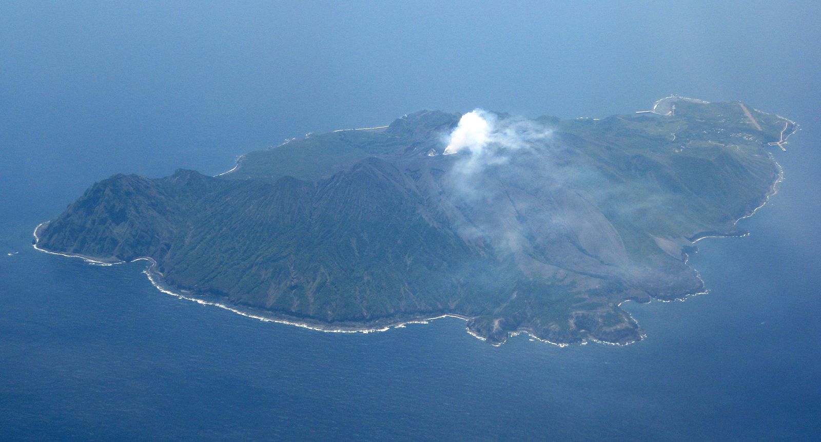 Hier raucht es ständig: Die Insel Suwanosejima aus der Vogelperspektive.