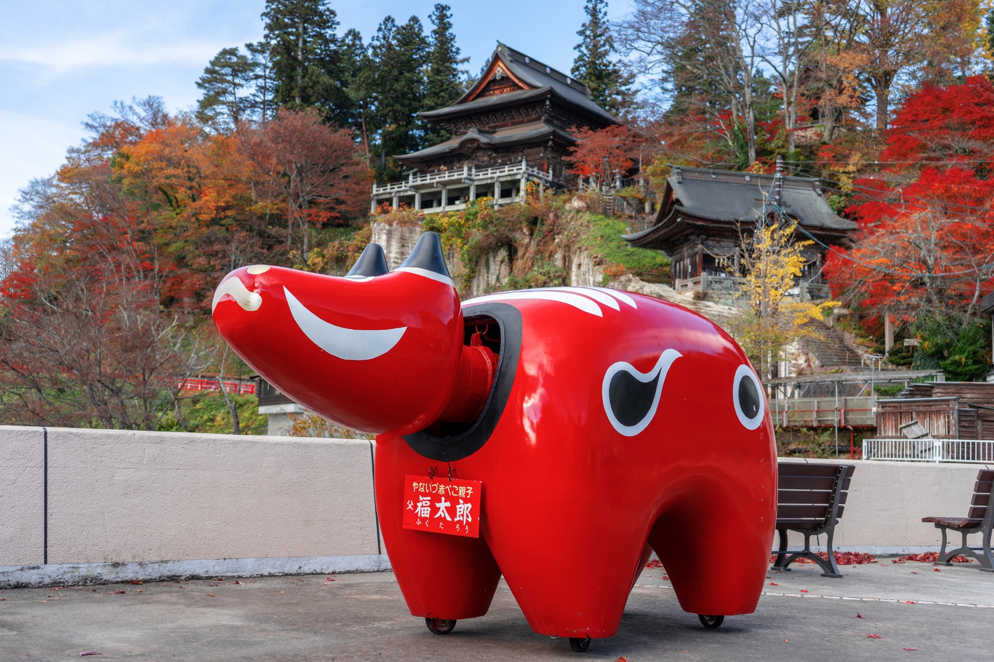 Akabeko: Die legendäre rote Kuh ist ein Symbol der Region Aizu. Im Jahr des Rindes erhält sie besonders viel Aufmerksamkeit.