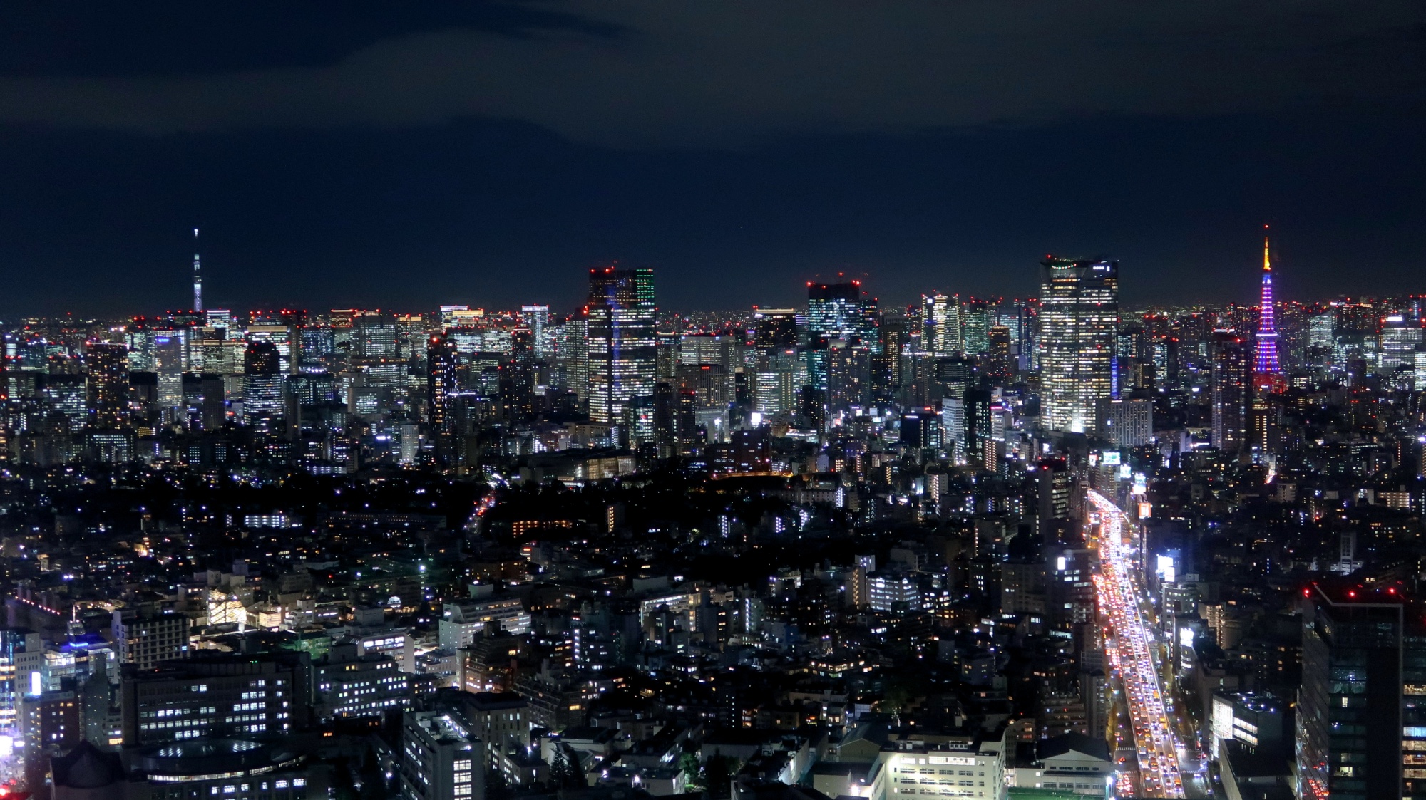 Die nächtliche Skyline von Tokio.