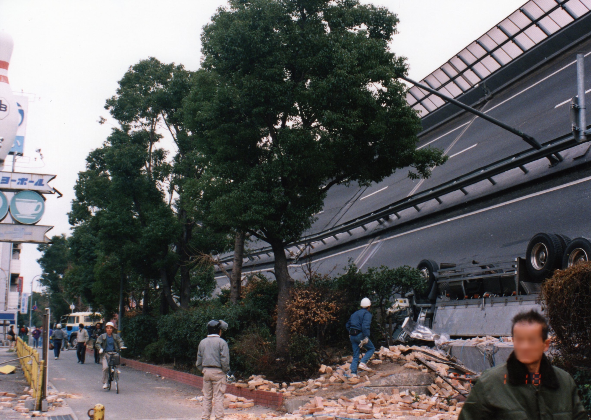 Die umgefallene Autobahn in Kobe am 18. Januar 1995.