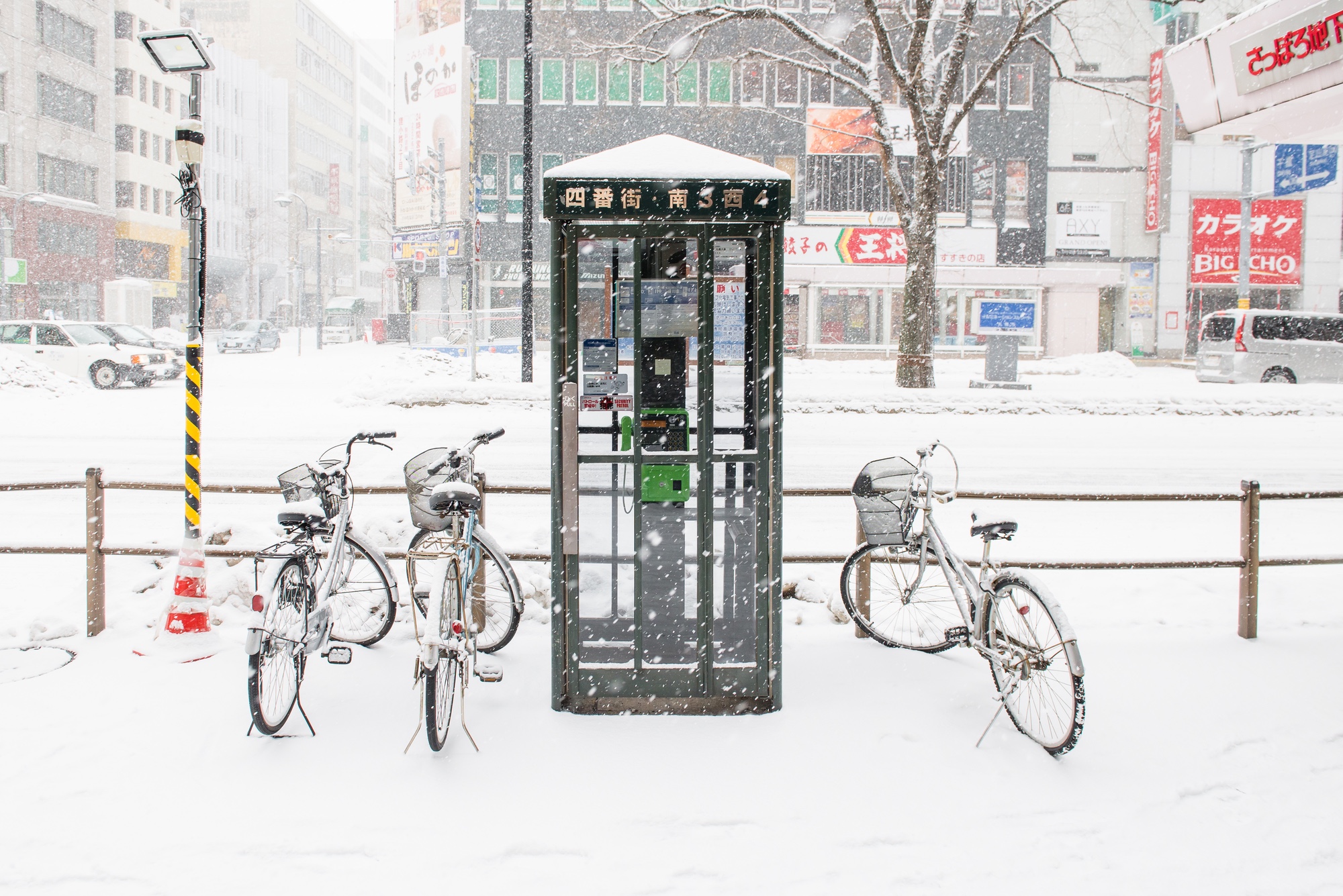 Eine Telefonzelle in Sapporo auf der Nordinsel Hokkaido.