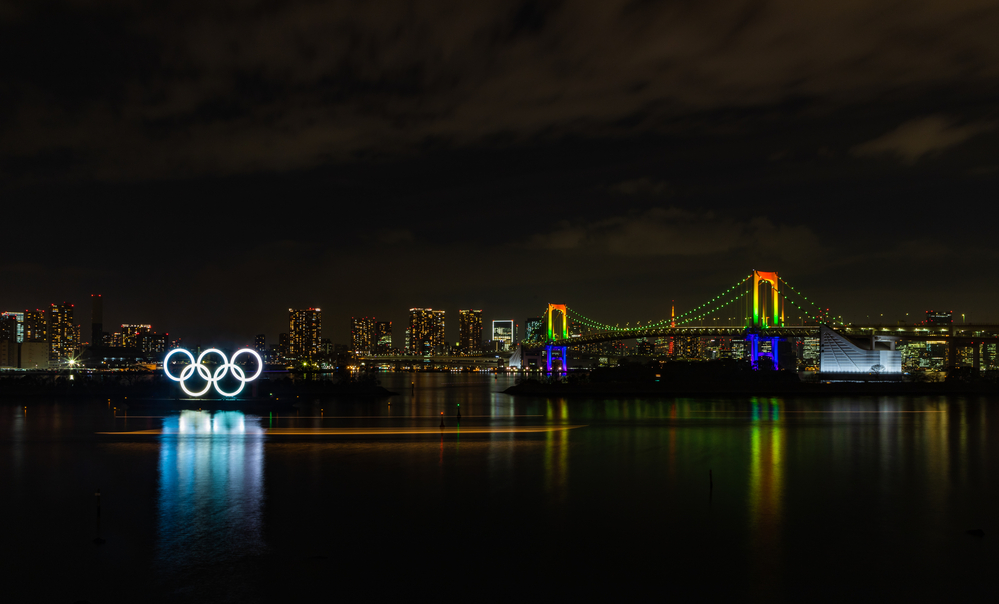 Die olym­pi­schen Rin­ge in der Bucht von Tokio.