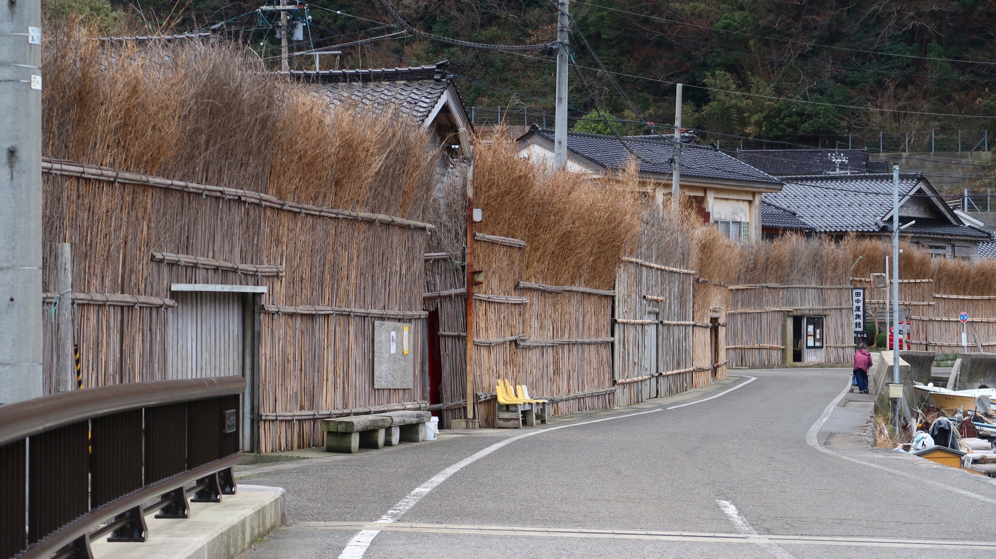 Die Bambuszäune im Dorf Ozawa.