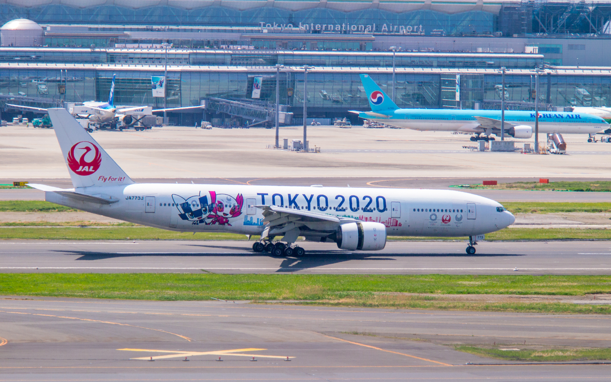 Eine JAL-Maschine mit dem "Tokyo 2020"-Schriftzug im Tokioter Flughafen Haneda.