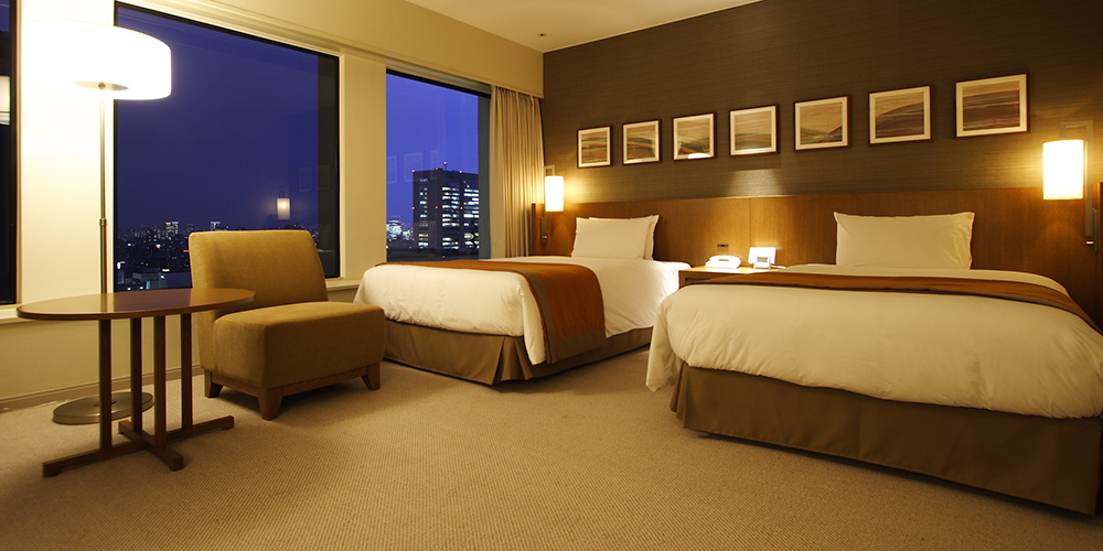 Ein Zimmer Keio Plaza Hotel, das man für 30 Nächte buchen kann.