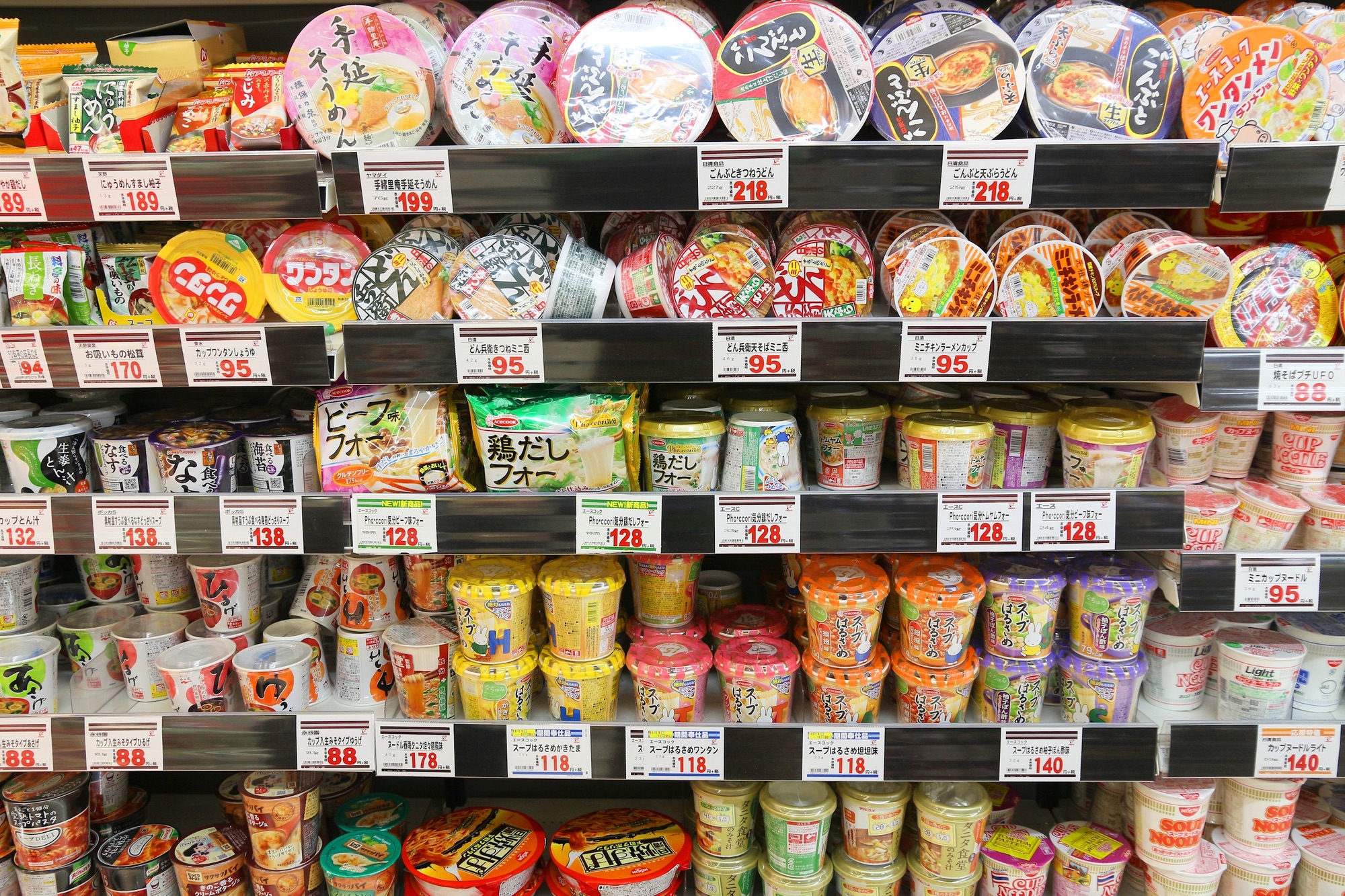 Die Preise in einem Supermarkt in Kyoto. Hier steht der Grundpreis und daneben "+Steuer".