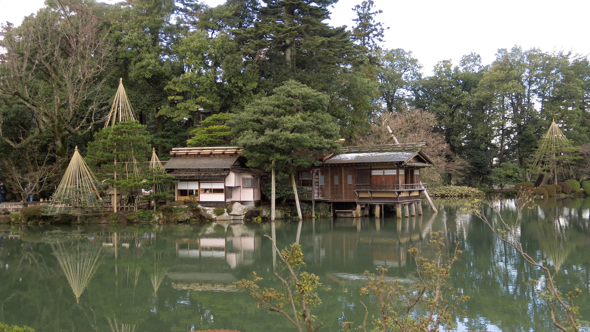 Das Teehaus umgeben von Yukizuri-Vorrichtungen.
