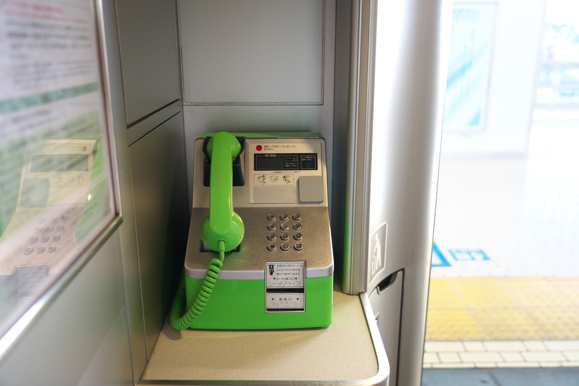 Ein öffentliches Telefon in einem Shinkansen.