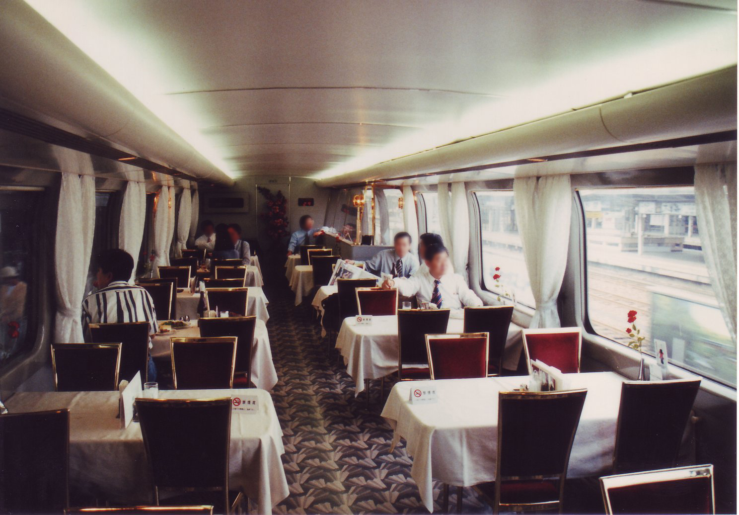 Ein Speisewagen im Shinkansen der Baureihe 100 im Jahr 1999.