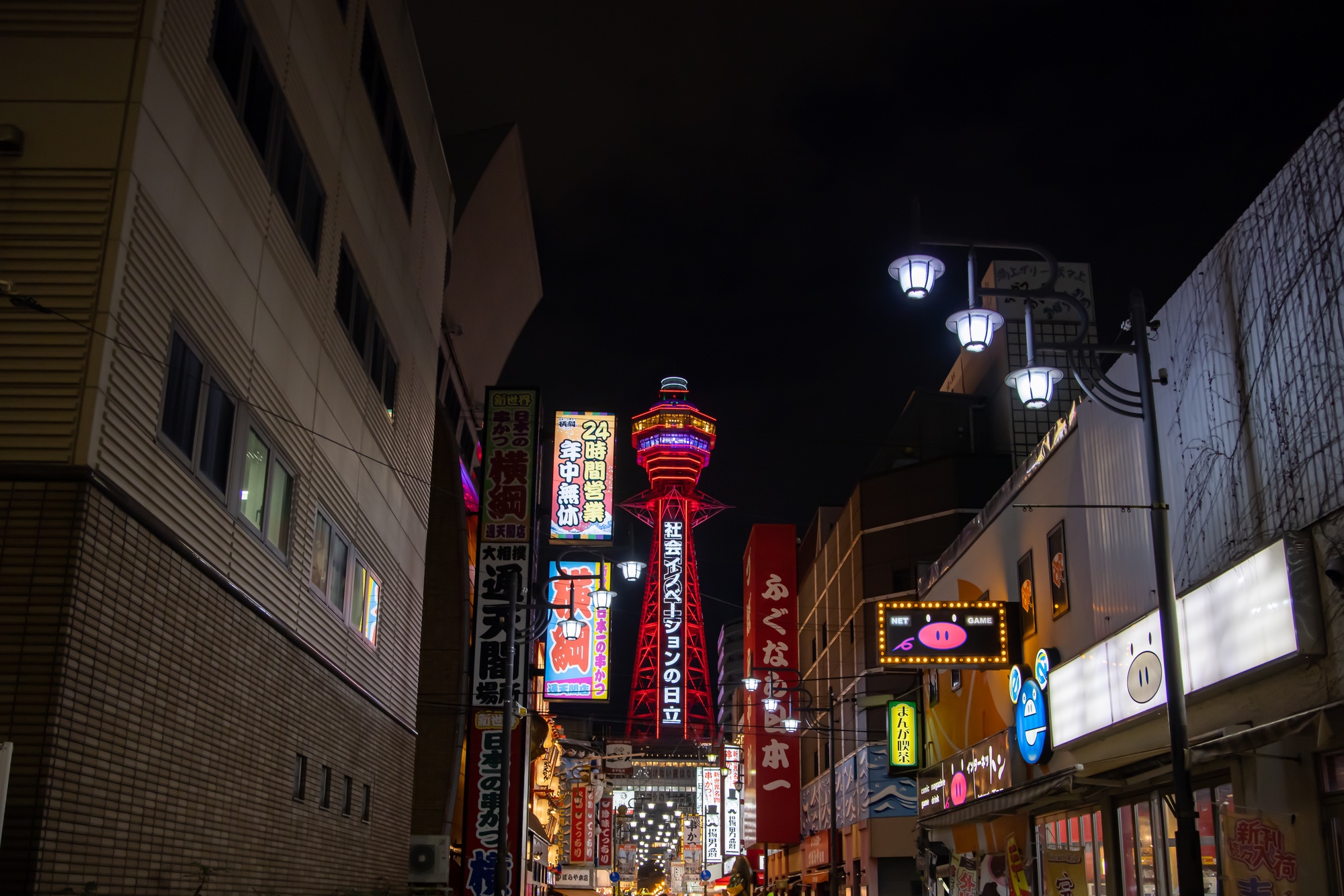 Der Tsutenkaku-Turm in Osaka im Dezember 2020.