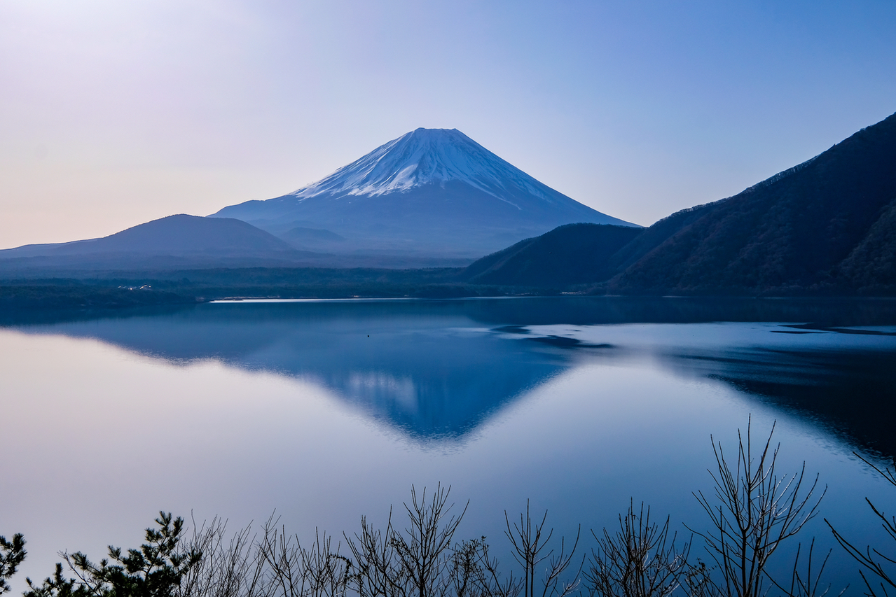 Die berühmte Sicht auf den See Motosu und den Fuji im Hintergrund.