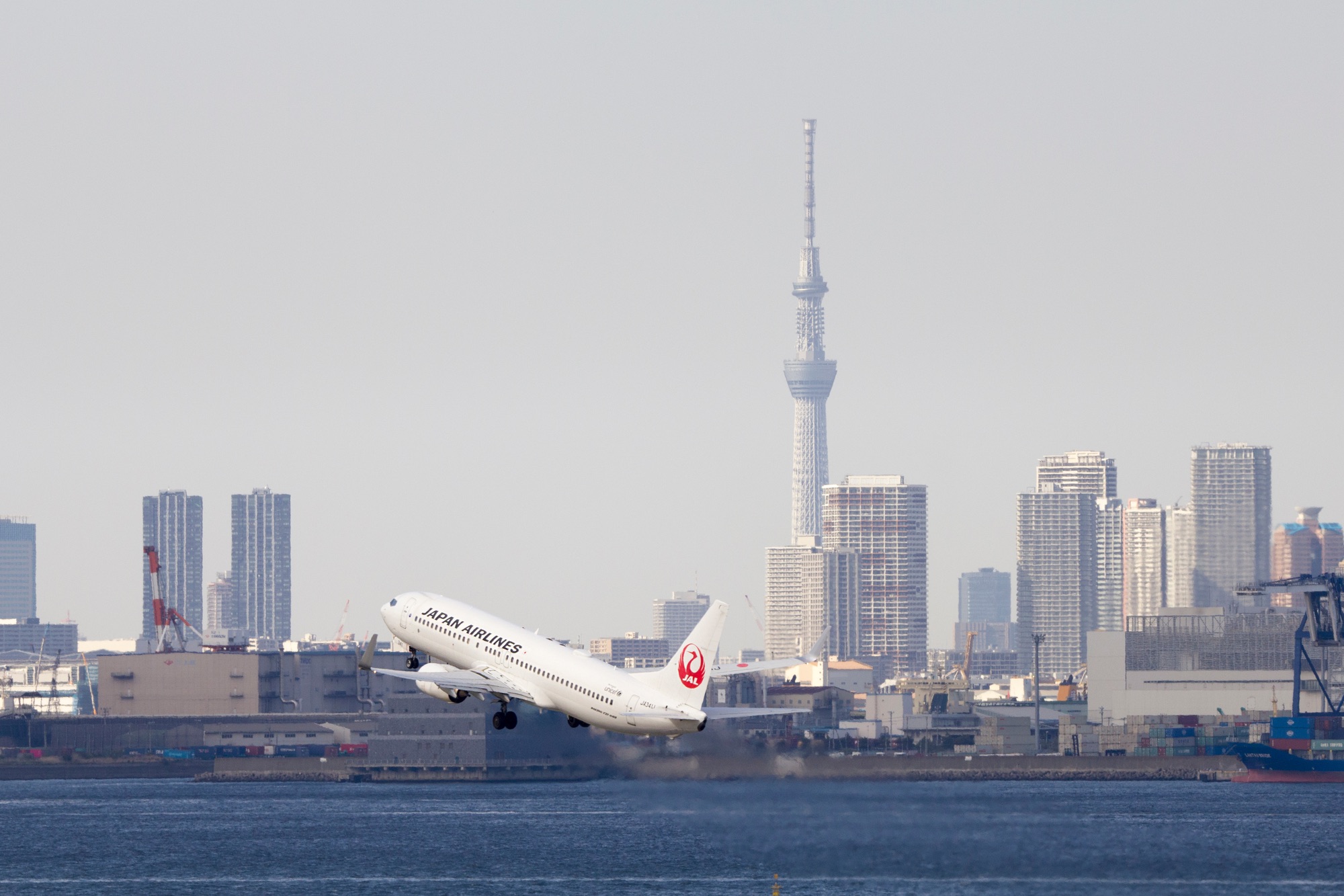 Eine Maschine der JAL hebt vom Flughafen Haneda ab. (Archivbild)