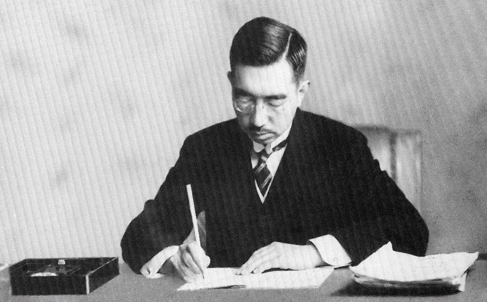 Ein historischer Moment: Kaiser Hiro­hi­to unter­zeich­net am 3. November 1946 die neue Ver­fas­sung.