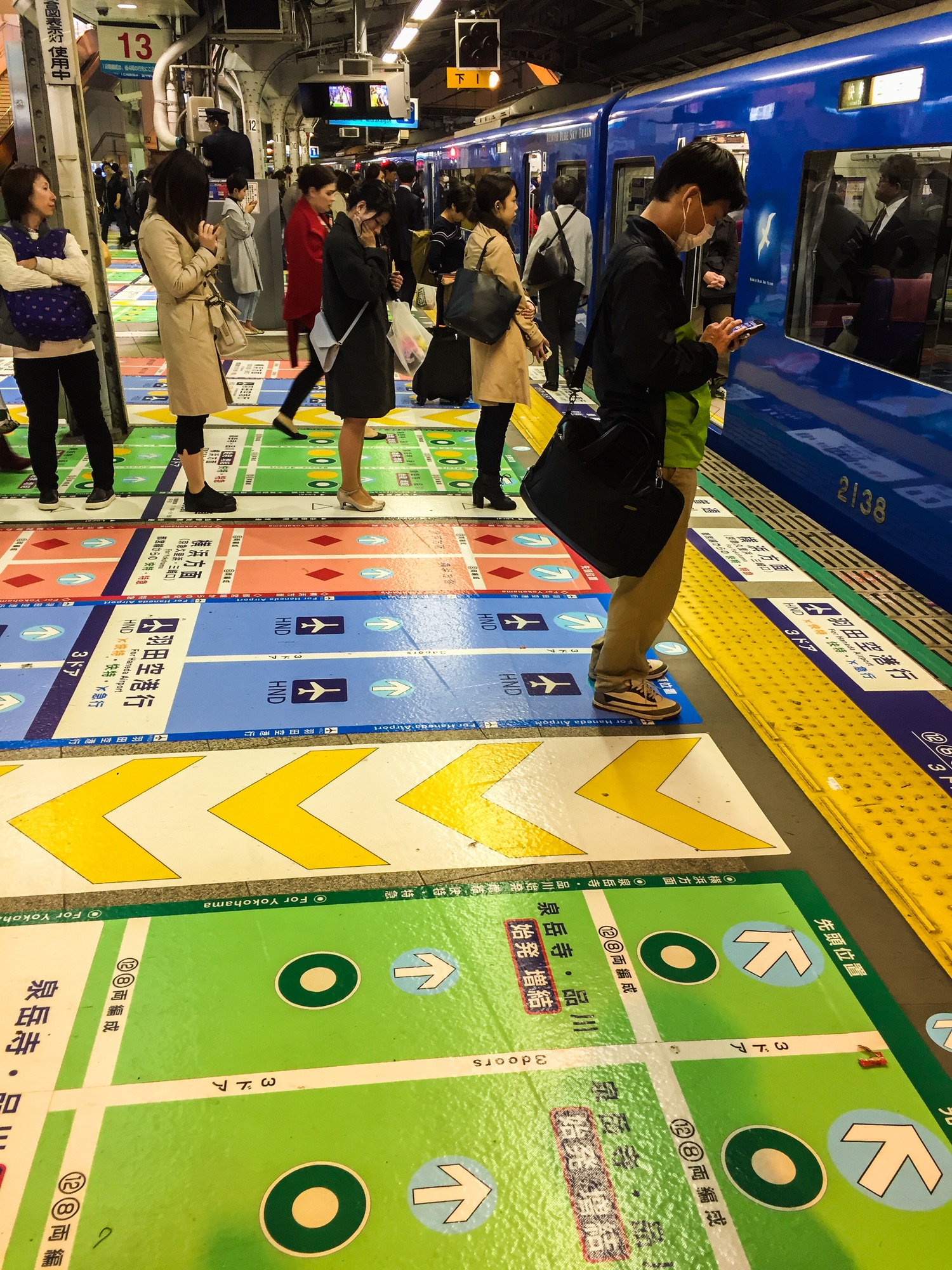 Hier war ein Perfektionist am Werk. Bodenmarkierungen im Bahnhof Shinagawa.