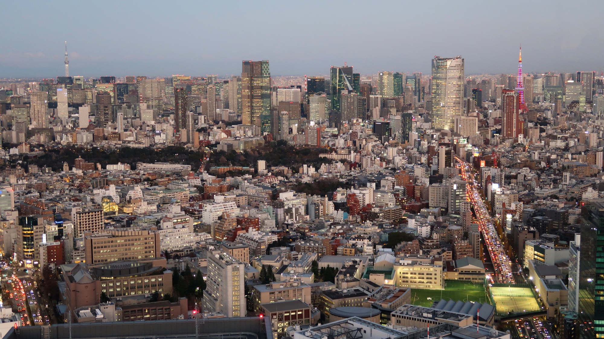 Die Blick vom Shibuya Scramble Square mit den beiden Fernsehtürmen.