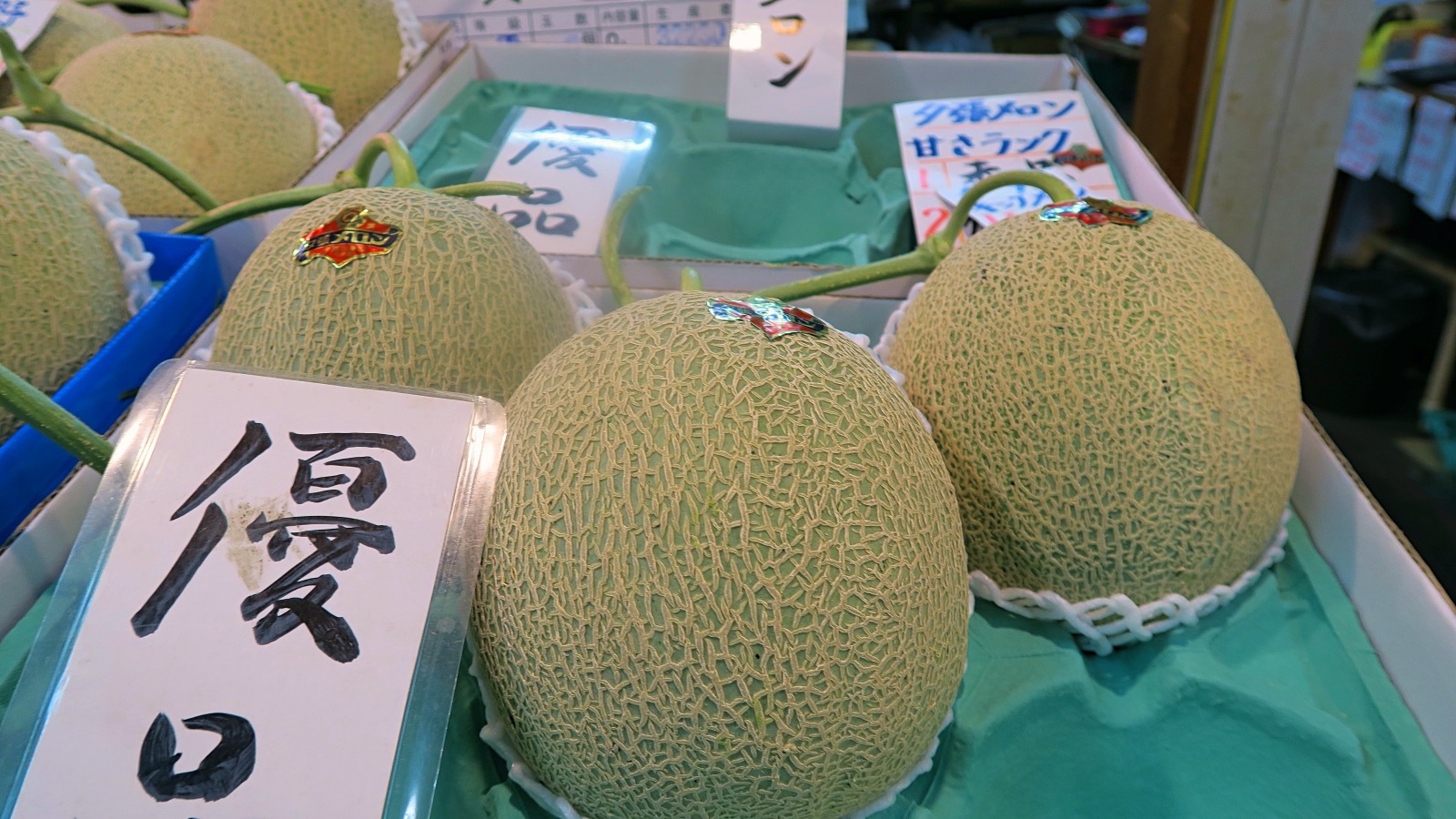 Yuba­ri-Melo­nen im Markt von Otaru auf der Nord­in­sel Hokkaido.