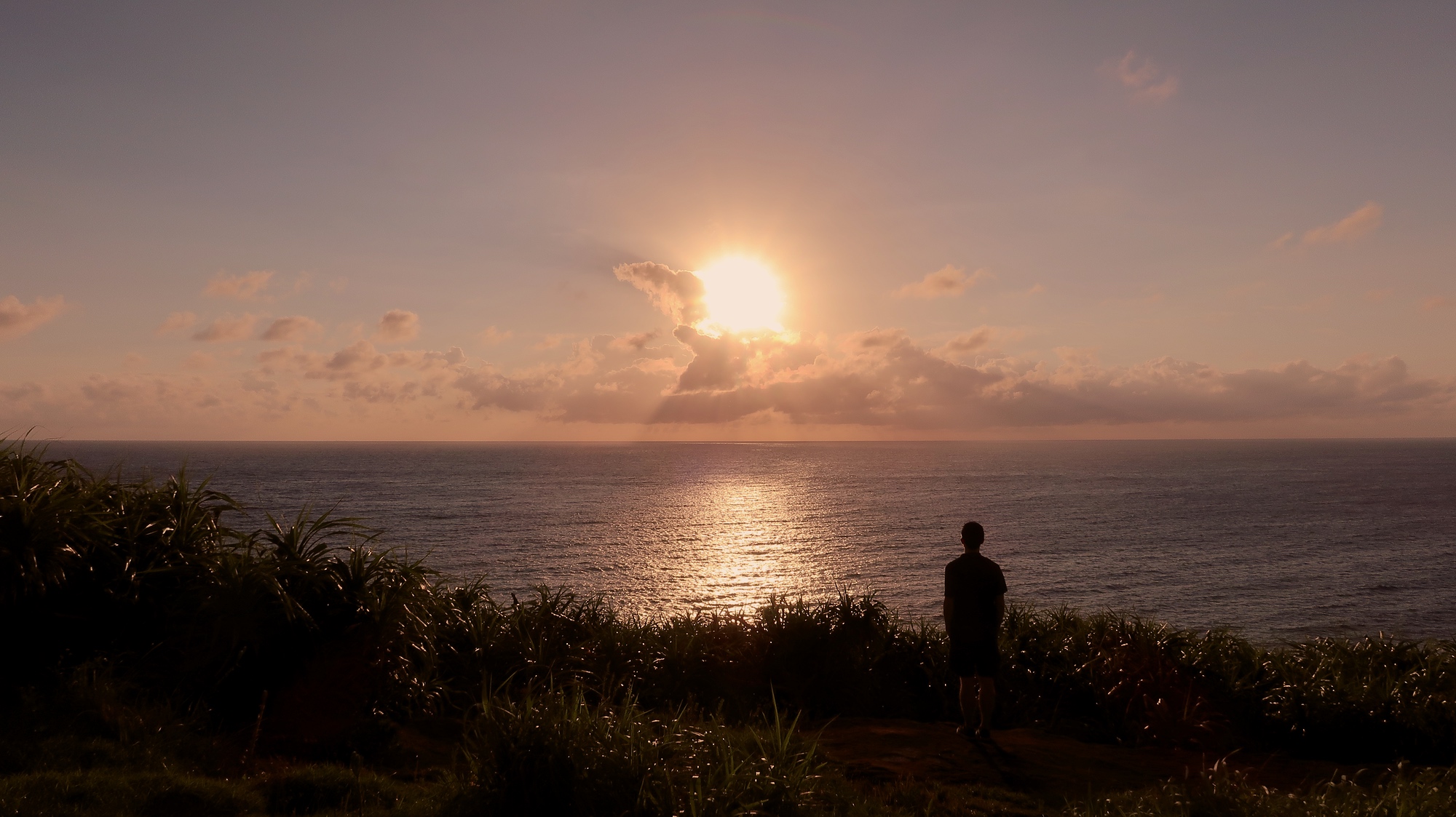 Freie Sicht auf den Sonnenuntergang auf der Insel Yonaguni.