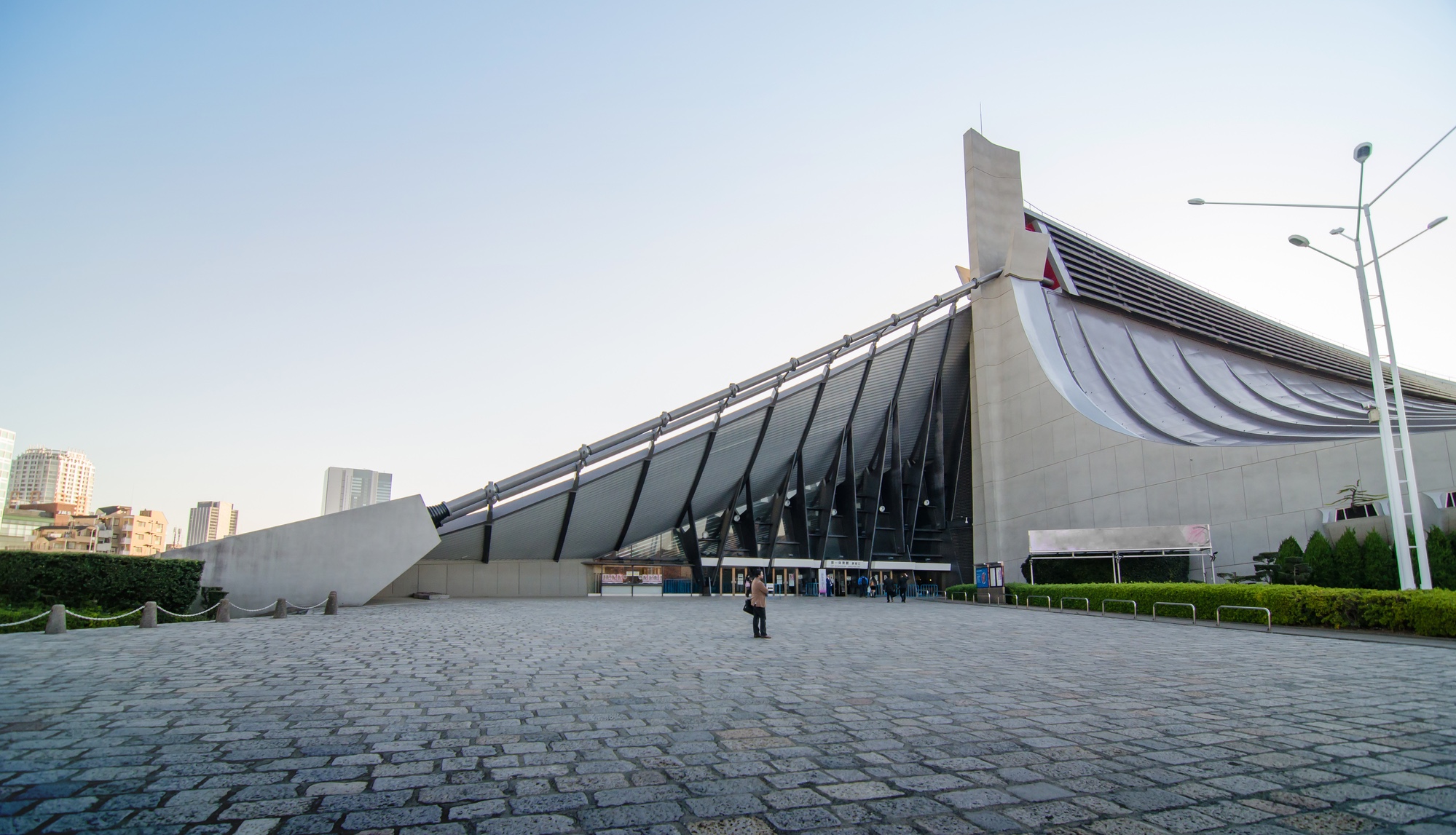 Die Arena hat fünf Jahrzehnte hektischer Bautätigkeit in Tokio überstanden.