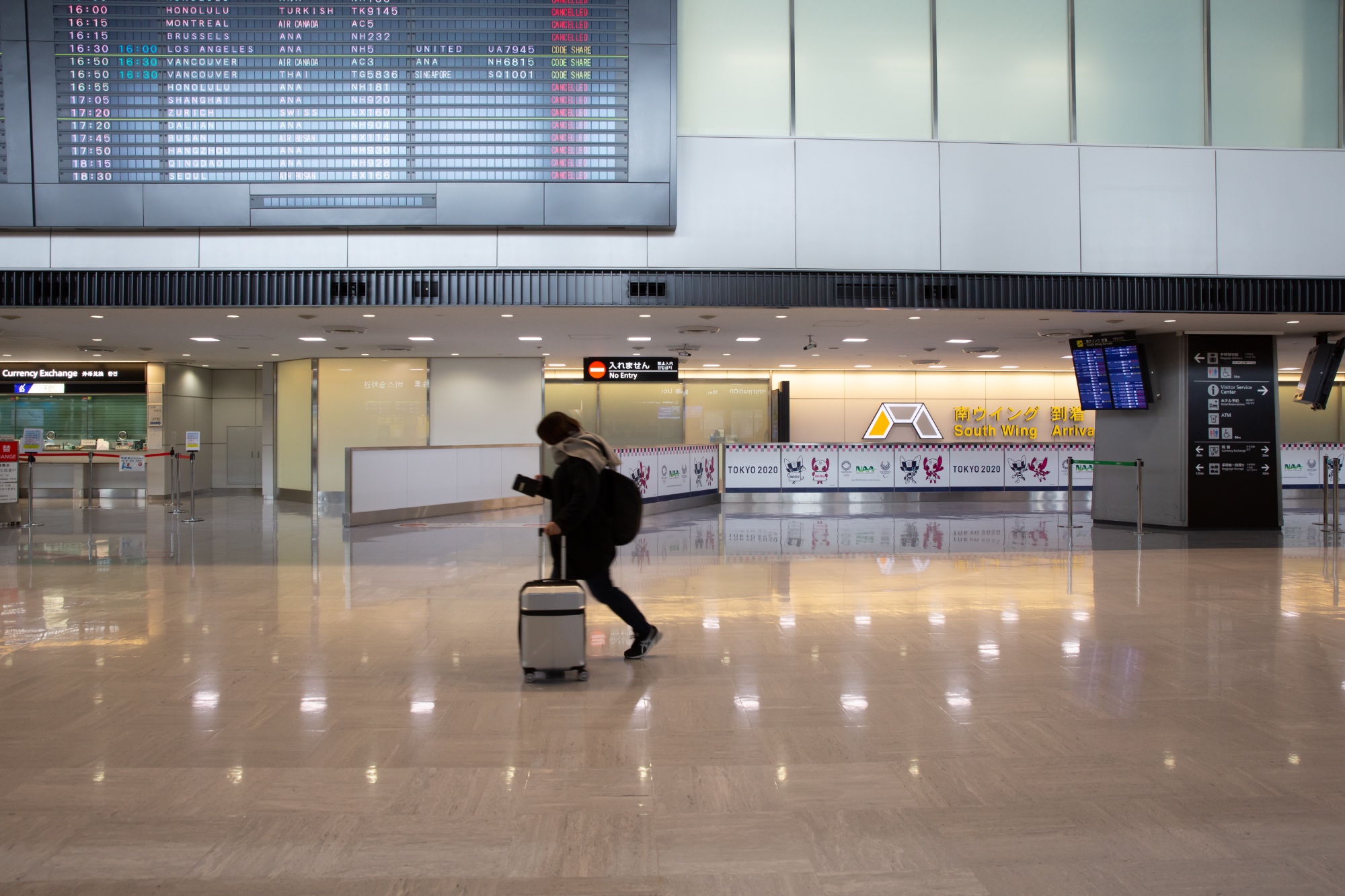 Eine fast lee­re Ankunfts­hal­le im Flug­ha­fen Nari­ta am 5. Janu­ar 2021.