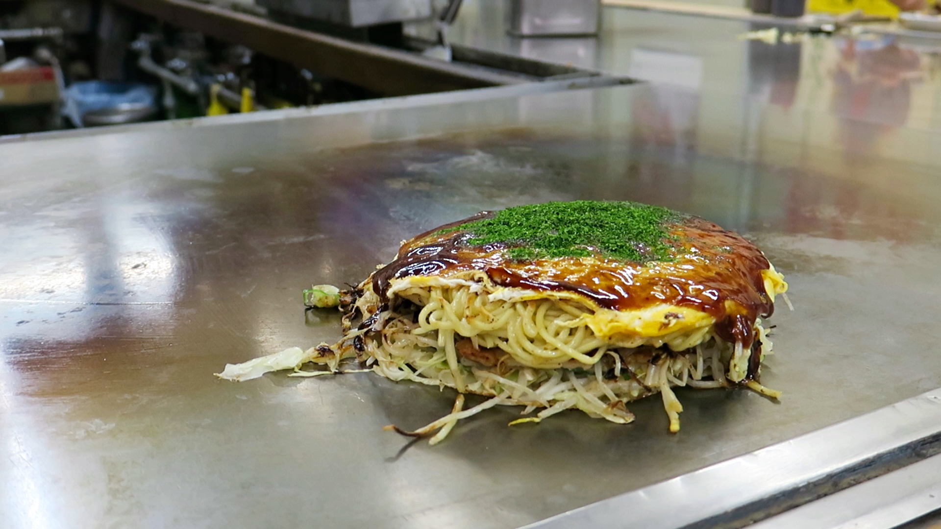 Ein Okonomiyaki im typischen Hiroshima-Stil.
