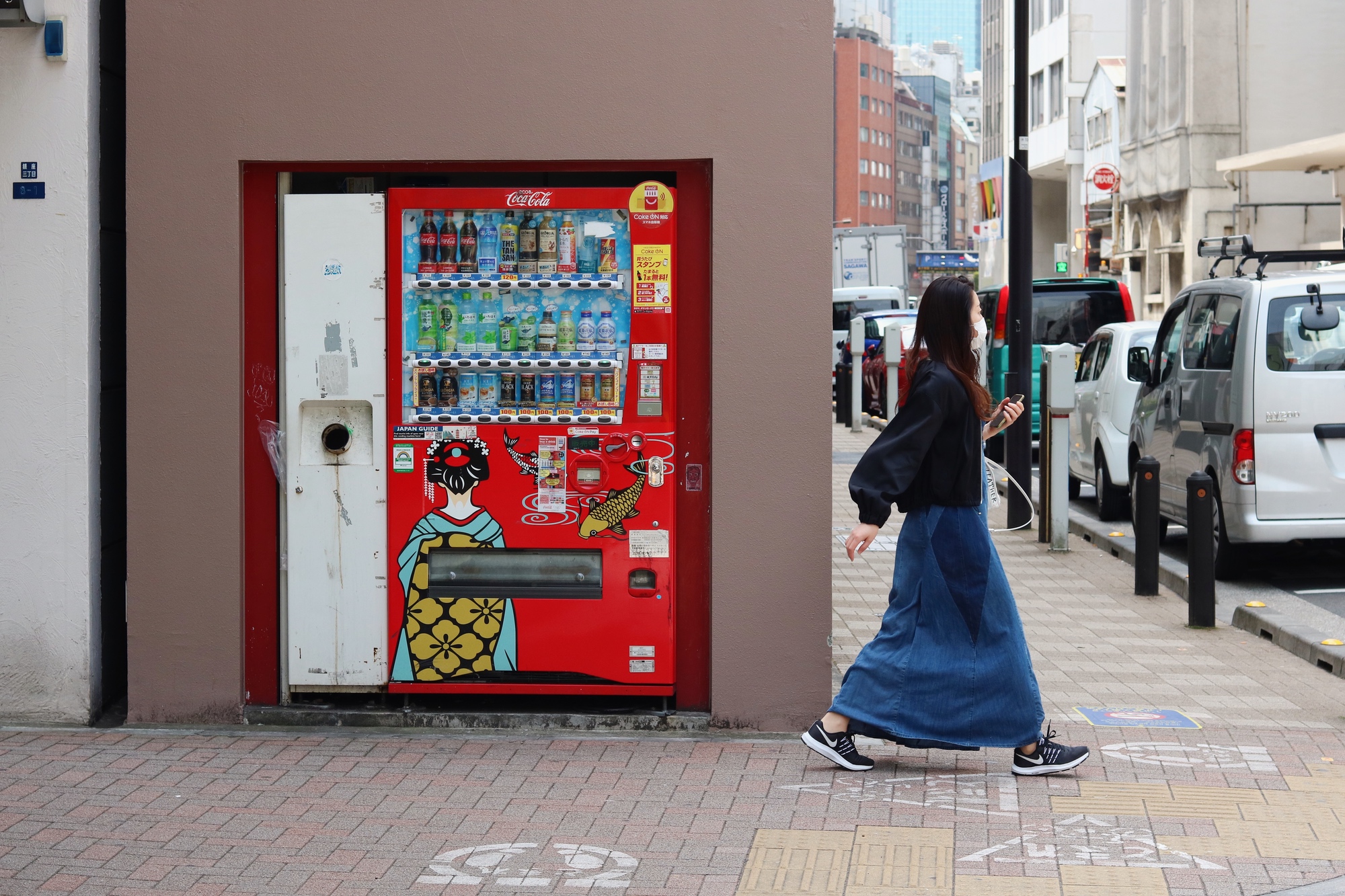 Ein Getränkeautomat von Coca-Cola in Tokio.